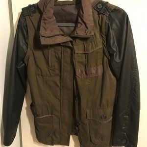 Parka with detachable sleeves